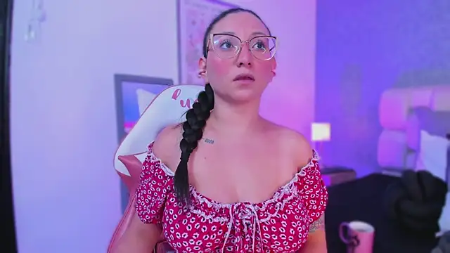 Snapshot of lucy_neil chatting on 01/10/26, 02:40 lucy neil online show from 01/10/26, 02:40