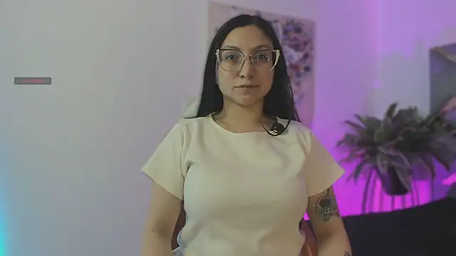 Snapshot of lucy_neil chatting on 11/21/25, 02:32 lucy neil online show from 11/21/25, 02:32