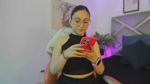 Snapshot of lucy_neil chatting on 10/23/25, 02:32 lucy neil online show from 10/23/25, 02:32