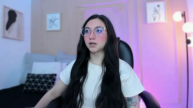 Snapshot of lucy_neil chatting on 02/26/26, 02:33 lucy neil online show from 02/26/26, 02:33