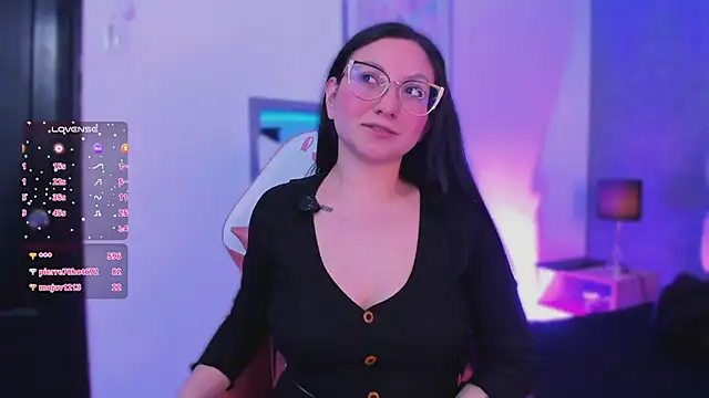 Snapshot of lucy_neil chatting on 10/04/25, 07:43 lucy neil online show from 10/04/25, 07:43