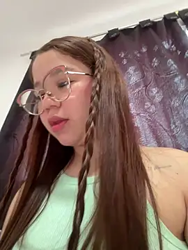 Snapshot of Lucyklein2022 chatting on 02/23/25, 04:24 Lucyklein2022 online show from 02/23/25, 04:24