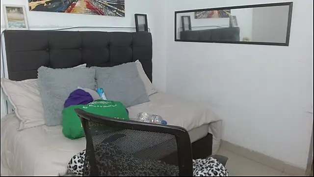 vaness weet online show from 12/04/25, 09:14