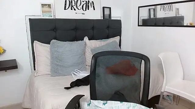 vaness weet online show from 09/27/25, 08:37