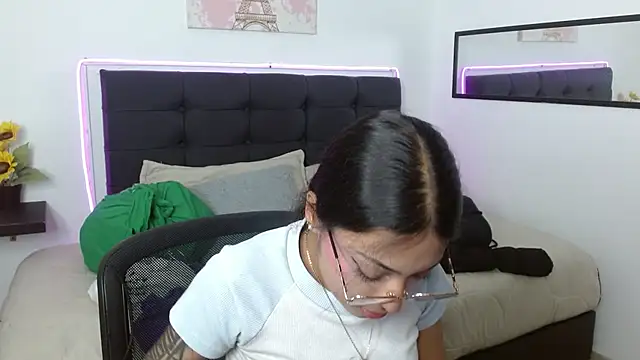 Snapshot of vaness_weet chatting on 05/09/26, 08:23 vaness weet online show from 05/09/26, 08:23
