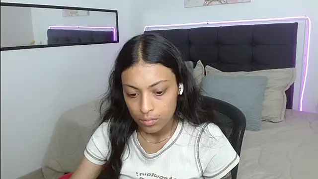 Snapshot of vaness_weet chatting on 04/18/26, 06:54 vaness weet online show from 04/18/26, 06:54