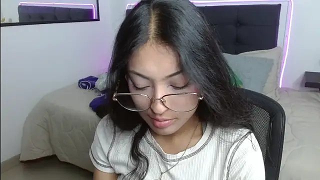 Snapshot of vaness_weet chatting on 04/21/26, 07:42 vaness weet online show from 04/21/26, 07:42