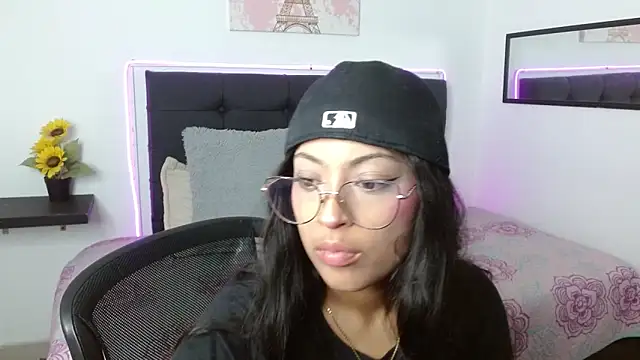 Snapshot of vaness_weet chatting on 05/17/26, 08:20 vaness weet online show from 05/17/26, 08:20
