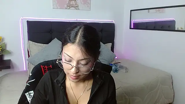 Snapshot of vaness_weet chatting on 05/04/26, 08:00 vaness weet online show from 05/04/26, 08:00
