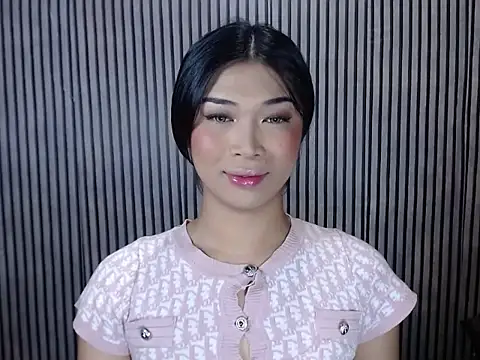 Snapshot of Maria-Moore chatting on 11/25/25, 05:24 Maria-Moore online show from 11/25/25, 05:24