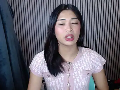 Snapshot of Maria-Moore chatting on 10/22/25, 04:06 Maria-Moore online show from 10/22/25, 04:06