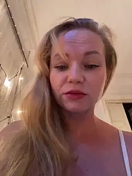 Snapshot of Lady__Maria chatting on 10/12/25, 04:30 Lady Maria online show from 10/12/25, 04:30