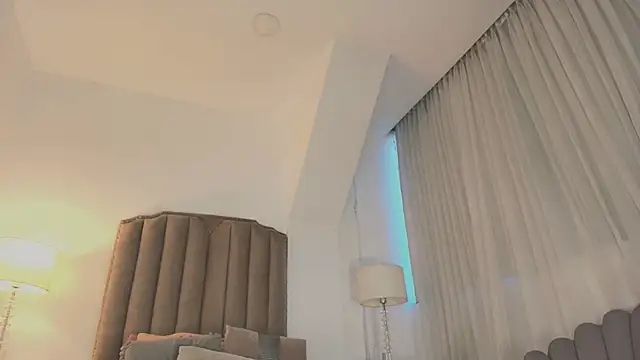 Emma Torres   online show from 09/23/25, 12:01