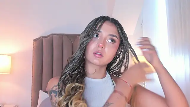 Snapshot of Emma_Torres__ chatting on 02/08/26, 01:09 Emma Torres online show from 02/08/26, 01:09