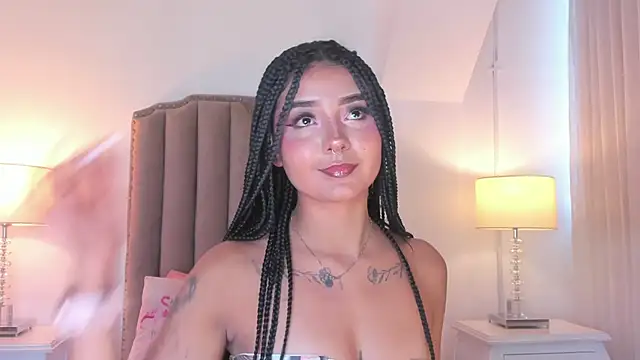 Snapshot of Emma_Torres__ chatting on 06/18/26, 12:32 Emma Torres online show from 06/18/26, 12:32