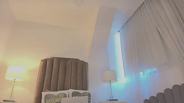 Emma Torres   online show from 11/07/25, 12:21