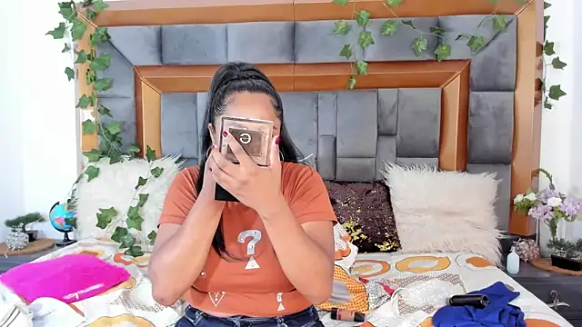 BellaKarla online show from 03/10/25, 07:50