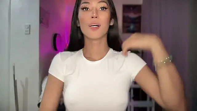 Bella Gordon online show from 11/04/25, 04:00