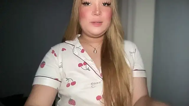 Snapshot of MissCataleyaxxx chatting on 10/15/25, 01:15 MissCataleyaxxx online show from 10/15/25, 01:15