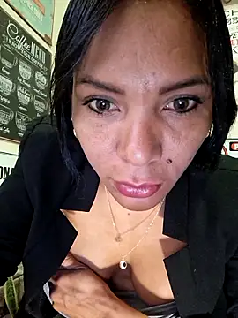 Snapshot of Doll_Loren chatting on 12/21/25, 05:03 Doll Loren online show from 12/21/25, 05:03