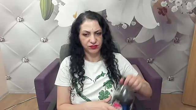 Snapshot of SweetArtemis chatting on 11/18/25, 11:15 SweetArtemis online show from 11/18/25, 11:15