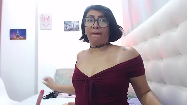 Snapshot of hornywife_ chatting on 09/23/25, 07:32 hornywife  online show from 09/23/25, 07:32