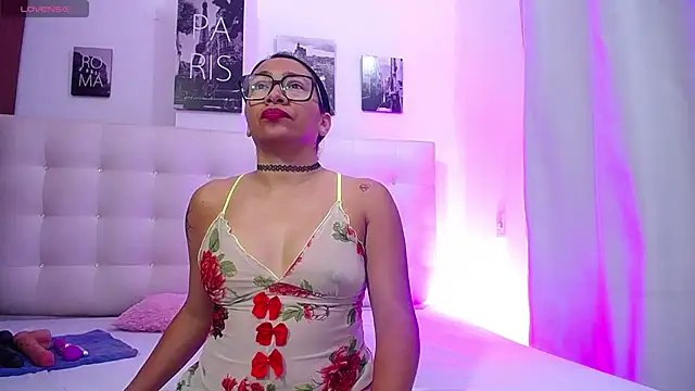 Snapshot of hornywife_ chatting on 03/12/25, 12:47 hornywife  online show from 03/12/25, 12:47