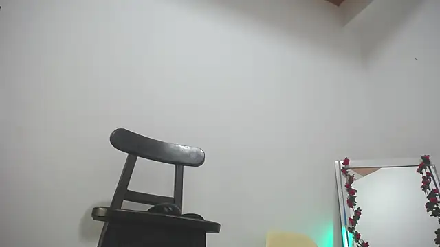 Snapshot of hornywife_ chatting on 05/30/26, 12:00 hornywife online show from 05/30/26, 12:00