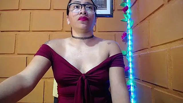 Snapshot of hornywife_ chatting on 12/12/24, 03:32 hornywife  online show from 12/12/24, 03:32