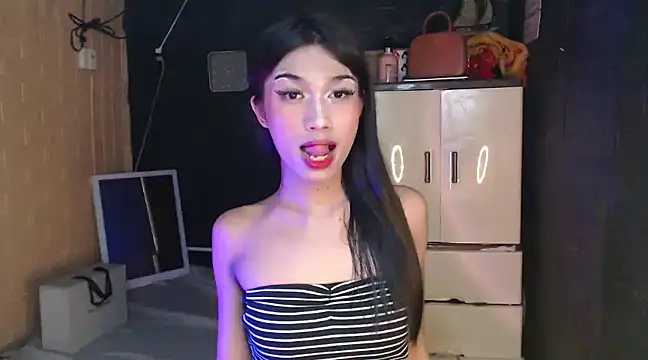 Snapshot of ToKeNa chatting on 02/07/25, 04:24 ToKeNa online show from 02/07/25, 04:24