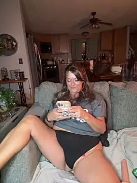 Snapshot of cowgirlc chatting on 09/10/25, 02:21 cowgirlc online show from 09/10/25, 02:21