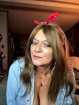 Snapshot of cowgirlc chatting on 10/28/25, 02:56 cowgirlc online show from 10/28/25, 02:56