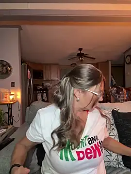 Snapshot of cowgirlc chatting on 10/01/25, 02:38 cowgirlc online show from 10/01/25, 02:38