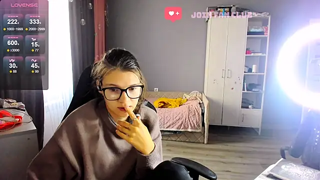 Snapshot of MollyLollipop chatting on 09/15/25, 02:56 MollyLollipop online show from 09/15/25, 02:56