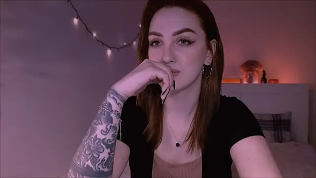 Snapshot of LilyFarey chatting on 02/24/25, 06:36 LilyFarey online show from 02/24/25, 06:36