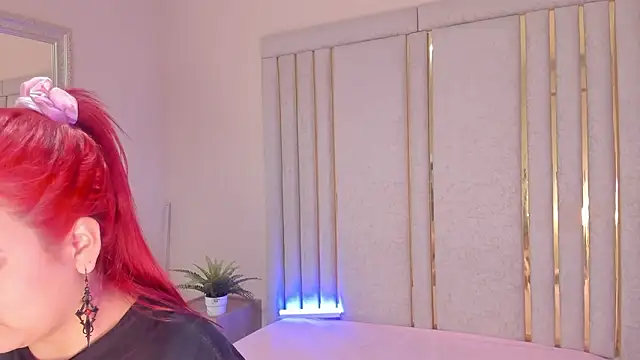 Snapshot of Saekohofman chatting on 02/18/26, 04:21 Saekohofman online show from 02/18/26, 04:21