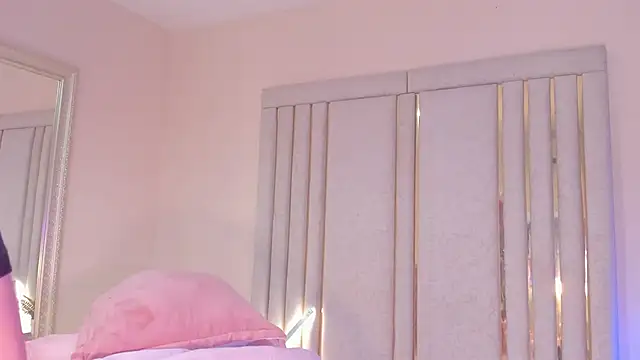 Snapshot of Saekohofman chatting on 02/11/26, 04:12 Saekohofman online show from 02/11/26, 04:12