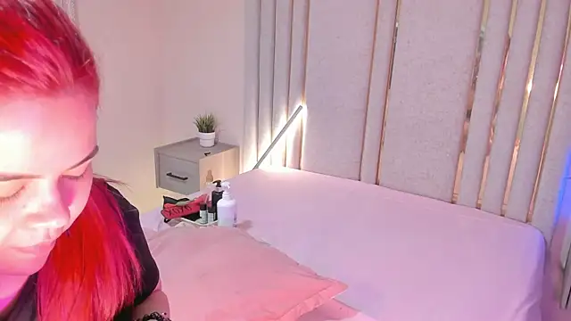 Snapshot of Saekohofman chatting on 12/21/25, 04:14 Saekohofman online show from 12/21/25, 04:14