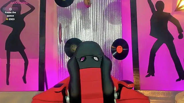 nickyminach  online show from 11/13/25, 07:18