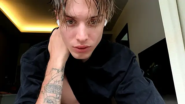 Snapshot of Cryptikov chatting on 11/22/25, 04:55 Cryptikov online show from 11/22/25, 04:55