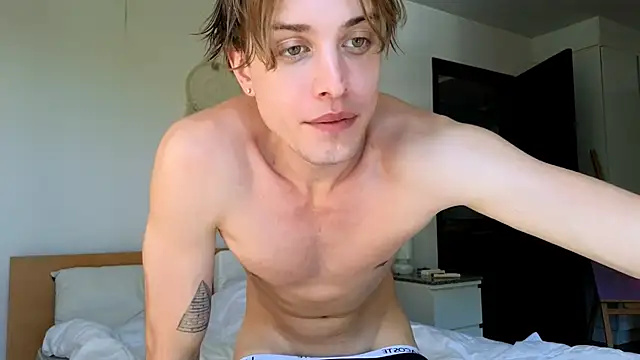 Snapshot of Cryptikov chatting on 12/23/25, 03:50 Cryptikov online show from 12/23/25, 03:50