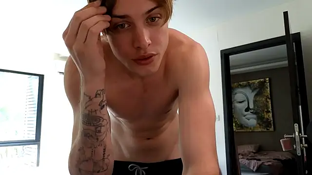 Snapshot of Cryptikov chatting on 12/05/25, 04:44 Cryptikov online show from 12/05/25, 04:44