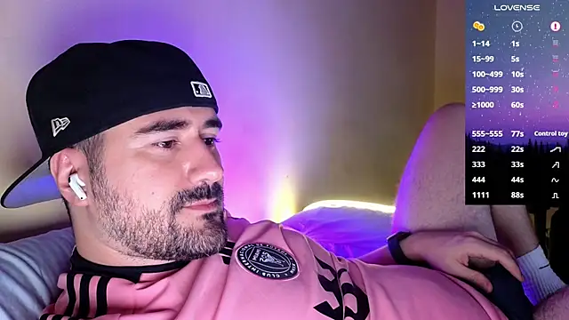 Snapshot of DominantTheo chatting on 11/15/25, 04:05 DominantTheo online show from 11/15/25, 04:05