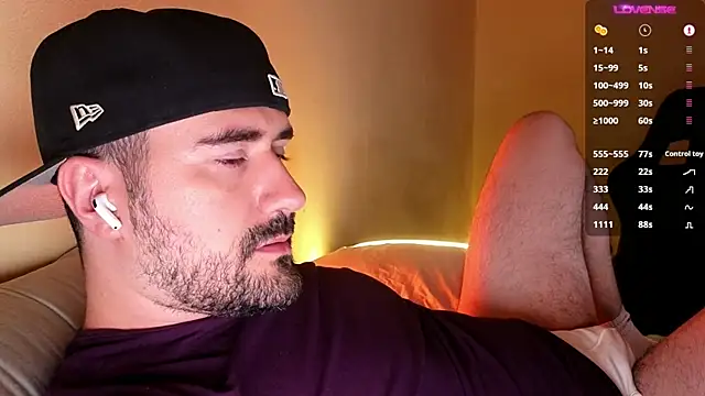 Snapshot of DominantTheo chatting on 11/17/25, 03:21 DominantTheo online show from 11/17/25, 03:21