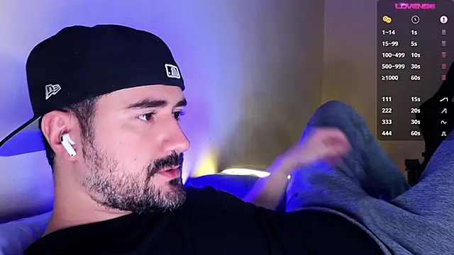 Snapshot of DominantTheo chatting on 12/21/25, 03:52 DominantTheo online show from 12/21/25, 03:52