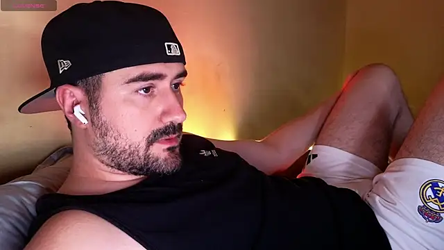 Snapshot of DominantTheo chatting on 12/16/25, 03:44 DominantTheo online show from 12/16/25, 03:44