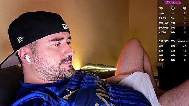 Snapshot of DominantTheo chatting on 11/30/25, 03:40 DominantTheo online show from 11/30/25, 03:40