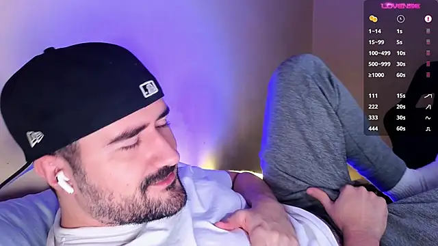 Snapshot of DominantTheo chatting on 12/18/25, 04:17 DominantTheo online show from 12/18/25, 04:17