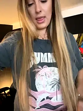 Snapshot of Eva_Ryen chatting on 09/18/25, 04:21 Eva Ryen online show from 09/18/25, 04:21