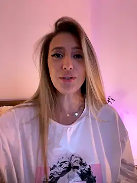 Snapshot of Eva_Ryen chatting on 10/25/25, 04:18 Eva Ryen online show from 10/25/25, 04:18